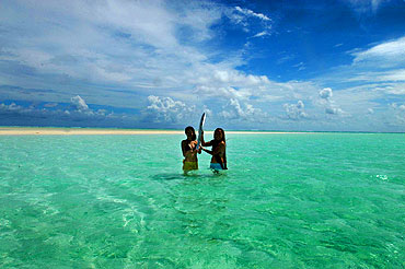 Postcard from Aitutaki. On the third day of the baton's tour of the Cook Islands, the baton travels the Southern Island of Aitutaki.