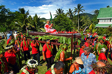 Tinomana Ruta Ariki, the high chief of Puaikura is carried on a canoe known as a 'Paata' through the streets of Arorangi to her palace. This traditional form of transport is reserved for high ranking officials.